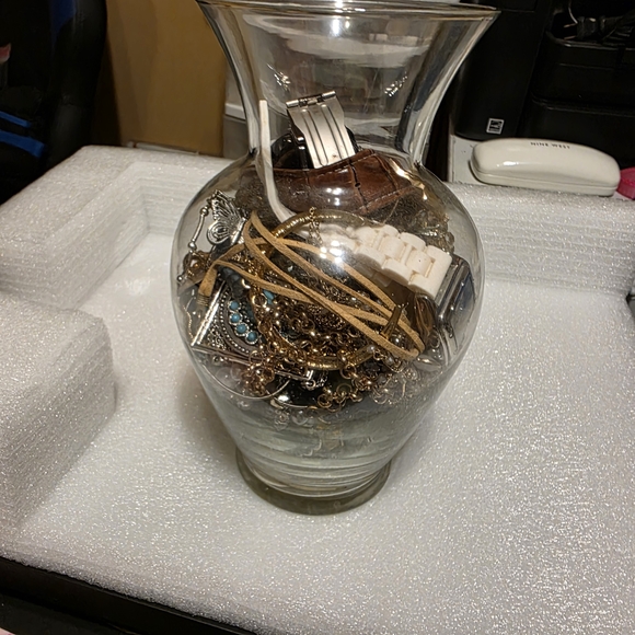 Glass Vase full Of Costume Jewelry And Some Watches... For The Hole Jar 27 Dolla - Picture 2 of 5